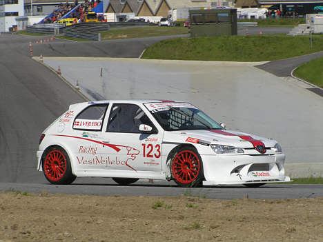 Den markante VestiVejlebo Racing Peugeot 306 og Johnny Vejlebo på Ring Djurslands kuperede asfalt.